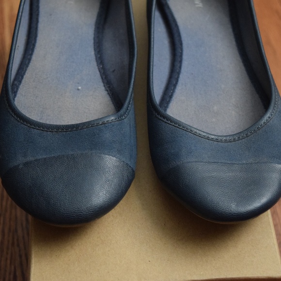 Old Navy Women's Navy Cap-Toe Flats - Size 8 - Picture 4 of 7
